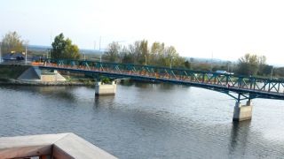 Archivbild: Die Grenzbrücke nach Polen über die Oder, aufgenommen bei Mescherin (Brandenburg). (Quelle: dpa/Russew)