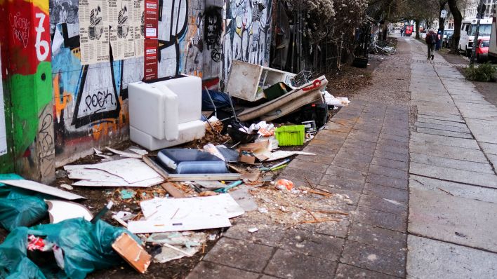 Symbolbild: Müll liegt in der Köpenicker Straße in Kreuzberg. (Quelle: dpa/Jens Kalaene)