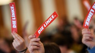 Symbolbild: Beim Landesparteitag der Linken in Brandenburg werden per Handzeichen Tagespunkte gewählt. (Quelle: dpa/Christophe Gateau)