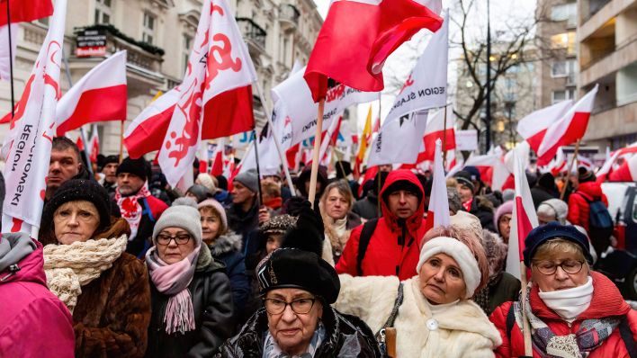 Archivbild: PiS-Anhänger demonstrieren in Warschau gegen die Tusk-Regierung. (Quelle: imago images/Sopa)