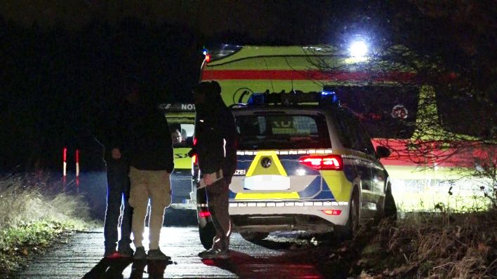 Archivbild: Einsatzkräfte der Polizei, Rettungsdienst und Notarzt sind an einem Tatort im Einsatz. In einem Auto in Brandenburg ist in der Nacht zum Montag ein totes Kleinkind entdeckt worden. (Quelle: dpa/Dettlaff)