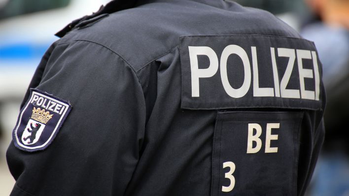 Symbolbild: Wappen der Berliner Polizei auf dem Einsatzanzug eines Polizisten. (Quelle: dpa/Udo Herrmann)