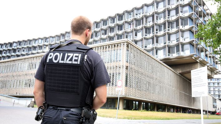 Symbolbild: Ein Polizist sichert am 26.07.2016 den Zugang zum Benjamin-Franklin-Krankenhaus in Berlin. (Quelle: Picture Alliance/Wolfgang Kumm)