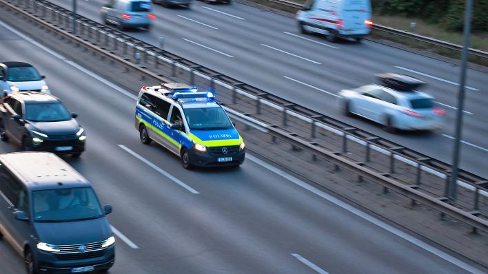 Ein Polizeiauto fährt am 18.10.2023 mit Blaulicht in Schoeneberg ueber die Stadtautobahn A100. (Quelle: dpa/Wolfram Steinberg)