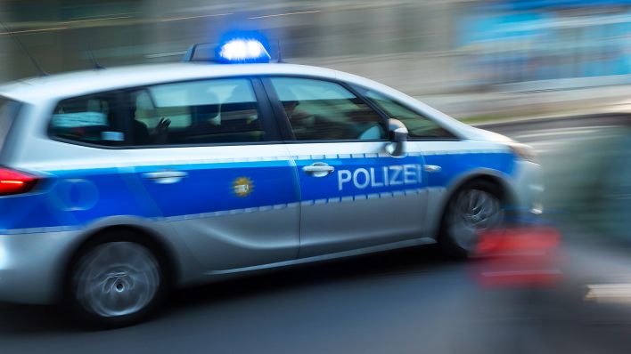 Symbolbild: Ein Polizeiauto fährt am 08.09.2023 mit Blaulicht über eine Strasse im Bezirk Mitte. (Quelle: dpa/Wolfram Steinberg)