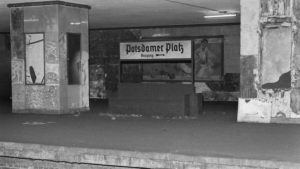 Blick in die Anlagen des U-Bahnhofs am Potsdamer Platz in Berlin, aufgenommen am 09.03.1990. (Quelle: dpa/Peter Kneffel)