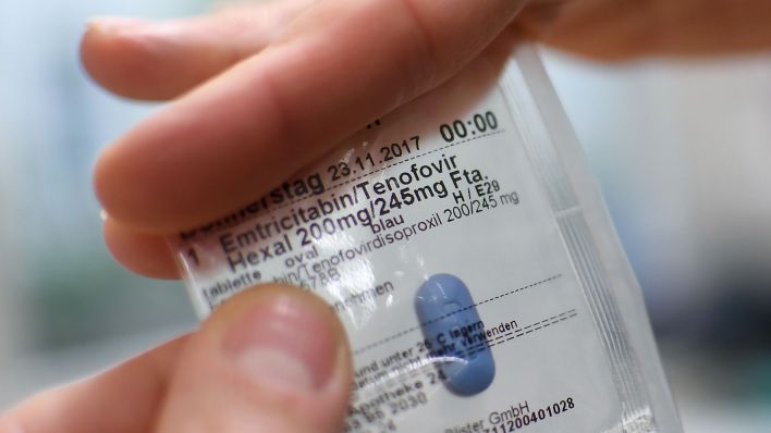 Symbolbild: Eine Apothekerin hält einen Blister mit dem Medikament Emtricitabin in der Hand. In einem solchem Blister werden die Medikamente für HIV-Vorbeugung (PrEP, Prä-Expositions-Prophylaxe) mit Tabletten ausgegeben. (Quelle: dpa/B. Pedersen)