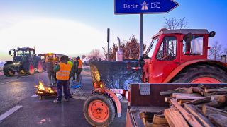 Archivbild: Landwirte blockieren am frühen Morgen mit ihren Fahrzeugen die Auffahrt auf die Autobahn A12 in Richtung Berlin. (Quelle: dpa/Pleul)
