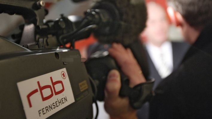 Symbolbild: Fernsehkamera vom rbb bei einer Veranstaltung in Brandenburg. (Quelle: dpa/Trutschel)