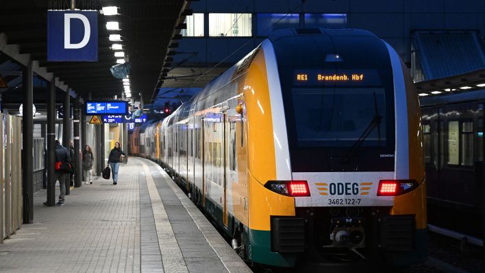 Archivbild: Der Regionalexpress RE1 der Odeg nach Brandenburg an der Havel steht im Hauptbahnhof am Bahnsteig. (Quelle: dpa/S. Stache)