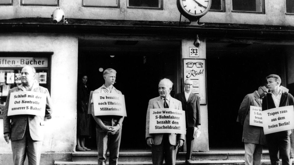Willy Brandt und der DGB rufen am 17. August 1961 zum S-Bahn-Boykott auf. (Quelle: AP)