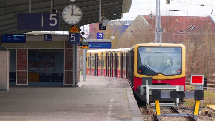 Symbolbild: Eine S-Bahn der Linie S 25 wartet am Bahnsteig 5 auf die Abfahrt in Richtung Teltow Stadt. (Quelle: dpa/Soeren Stache)