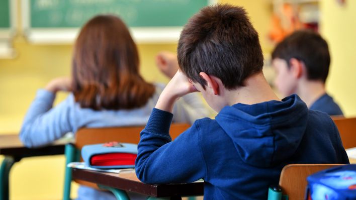 Symbolbild: Schüler einer dritten Klasse einer Grundschule sitzen im Unterricht. (Quelle: dpa/Patrick Pleul)