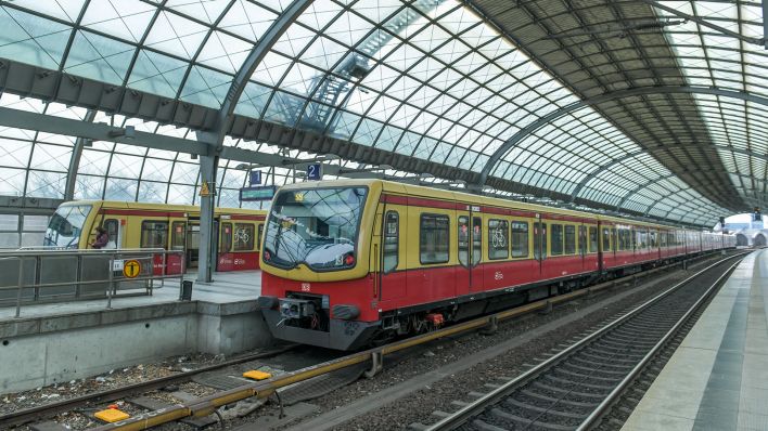 Archivbild: S-Bahnnen stehen am Bahnhof Spandau. (Quelle: dpa/Joko)
