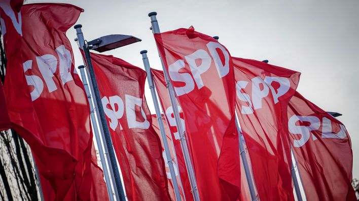 Symbolbild: SPD-Fahnen wehen beim Bundesparteitag der SPD. (Quelle: dpa/Kay Nietfeld)