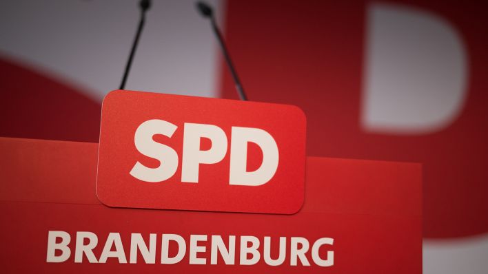 Symbolbild: Der Schriftzug "SPD Brandenburg" steht vor Beginn eines Landesparteitags der SPD. (Quelle: dpa/Sebastian Gollnow)