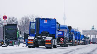 LkWs verschiedener Transportunternehmen stehen am 18.01.2024 auf der Straße des 17. Juni vor dem Brandenburger Tor. (Quelle: dpa-Bildfunk/Carsten Koall)