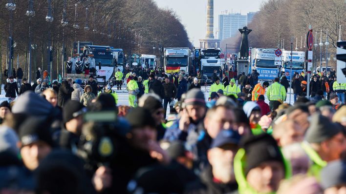 Zahlreiche Menschen nehmen an einer Protestveranstaltung von Lkw-Fahrern vor dem Brandenburger Tor teil. (Quelle: Picture Alliance/Jörg Carstensen)