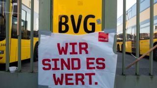 Berlin: Ein Transparent der Dienstleistungsgewerkschaft Verdi mit der Aufschrift "Wir sind es wert." (Quelle: dpa/Paul Zinken)