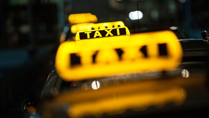 Symbolbild: Taxen stehen in Berlin vor dem Hauptbahnhof und warten auf Fahrgäste. (Quelle: dpa/Paul Zinken)