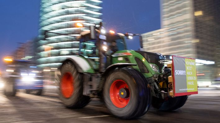 Archivbild: Zahlreiche Traktoren fahren bei einer Demonstration von Landwirten durch Berlin. (Quelle: dpa/Jutrczenka)
