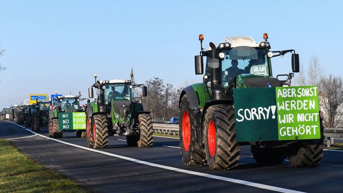 Archivbild: Traktoren fahren über die Autobahn zu einer Protestkundgebung nach Berlin. (Quelle: dpa/Stähle)