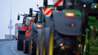 Traktoren fahren am 15.01.2024 zu einer Protestdemonstration am Brandenburger Tor Richtung Innenstadt. (Quelle: dpa/Sebastian Gollnow)