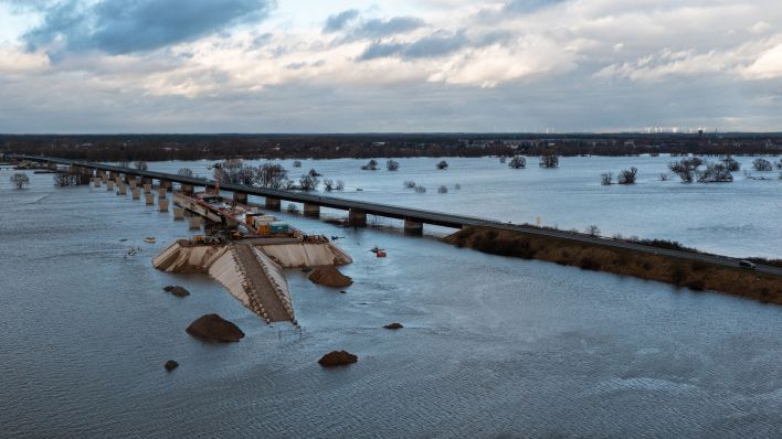 Das Elbehochwasser hat die Baustelle der A14-Brücke überflutet (Aufnahme mit einer Drohne). Die Brücke soll einmal die Autobahnanschlussstellen zwischen Wittenberge in Brandenburg und Seehausen in Sachsen-Anhalt verbinden. (Quelle: dpa/Stephan Schulz)