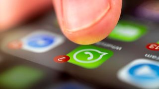 Symbolbild: Finger tippt auf Bildschirm mit App Symbolen von Messenger-Diensten. (Quelle: dpa/Valentin Wolf)
