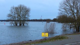 Nedwighafen am Elbufer überflutet am 29.12.2023 (Quelle: dpa/Oliver Gierens)