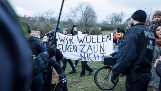 Archivbild: Demonstranten mit Banner "Wir wollen Euren Zaun nicht" bei einem Rundgang in Begleitung der Bezirksbürgermeisterin und Mitgliedern des Bezirksamts durch den Görlitzer Park. (Quelle: dpa/Kriemann)