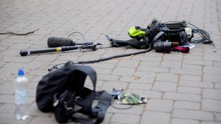 Archivbild: Die Ausrüstung eines ZDF-Kamerateams liegt am 01.05.2020 auf dem Boden. (dpa/Christoph Soeder)