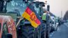 08.01.2024, Berlin: Eine DDR-Flagge ist bei einem Bauernprotest auf der Straße des 17. Juni vor dem Brandenburger Tor zu sehen.(Quelle:dpa/J.Carstensen)