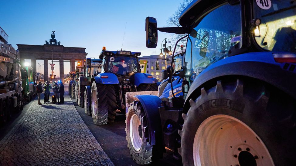 08.01.2024, Berlin: Zahlreiche Traktoren stehen bei einem Bauernprotest auf der Straße des 17. Juni vor dem Brandenburger Tor.(Quelle:dpa/J.Carstensen)