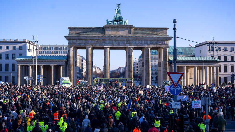 08.01.2024, Berlin: Zahlreiche Menschen stehen bei der Kundgebung des Verbands der Freien Bauern. (Quelle: dpa/Monika Skolimowska)