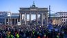 08.01.2024, Berlin: Zahlreiche Menschen stehen bei der Kundgebung des Verbands der Freien Bauern. (Quelle: dpa/Monika Skolimowska)
