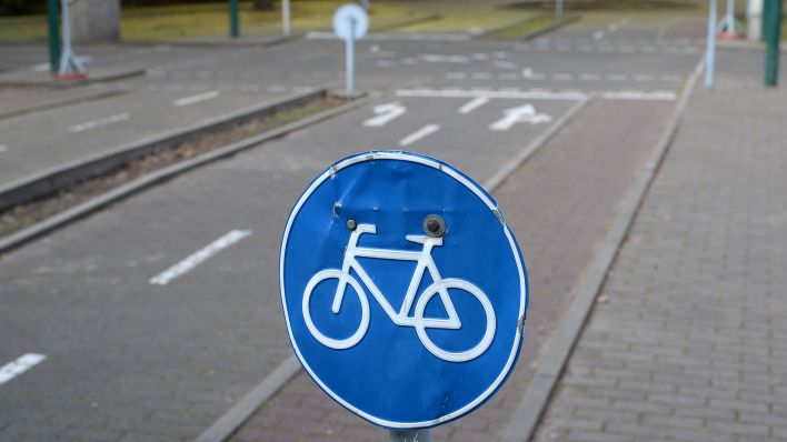 Der Radweg muss benutzt werden, wenn Verkehrszeichen dazu auffordern. Das Zeichen 237 (Radweg) ist eines davon. (Foto: dpa