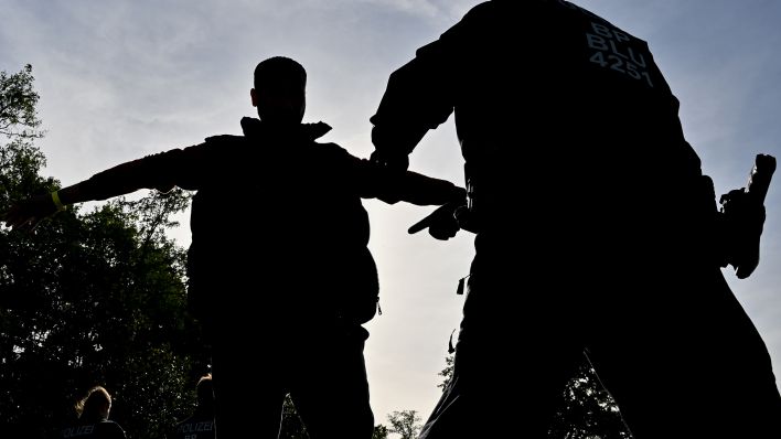 Archivbild: Ein unerlaubt eingereister Migrant (l) wird von einem Beamten der Bundespolizei nahe Forst (Lausitz) durchsucht. (Quelle: dpa/Patrick Pleul)