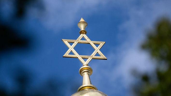 Der Davidstern auf der Kuppel des Centrum Judaicum, in dem sich auch die Neue Synagoge Berlin und die Jüdische Gemeinde zu Berlin befindet (Quelle: DPA/Sebastian Gollnow)