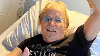 12.12.2023, Berlin: ARCHIV - Musiker Frank Zander liegt in einem Krankenhausbett. (Quelle: dpa-Bildfunk)