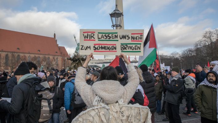 Teilnehmer einer pro-palästinensischen Demonstration am Neptunbrunnen in Berlin (Quelle: Sipa USA/Presscov