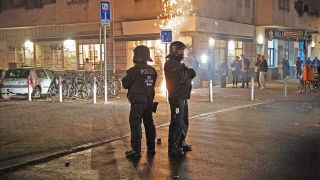 Archivbild:Einsatzkräfte der Polizei stehen am 01.01.2024 auf einer Straße in Berlin.(Quelle:dpa/P.Zinken)