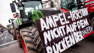 Archivbild:18.12.2023, Berlin: Landwirte nehmen mit Traktoren mit der Aufschrift "Ampel-Irrsinn nicht auf dem Rücken der Bauern" auf einer Demonstration des Deutschen Bauernverbandes unter dem Motto «Zu viel ist zu viel! Jetzt ist Schluss!» teil.(Quelle:dpa/F.Sommer)