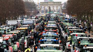 18.12.2023, Berlin: Landwirte nehmen mit Traktoren an einer Demonstration des Deutschen Bauernverbandes teil. (Quelle: dpa/Fabian Sommer)