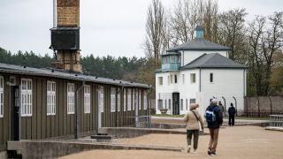 Personen gehen in der Gedenkstätte Sachsenhausen über das Gelände des ehemaligen Konzentrationslagers (Quelle: DPA/Fabian Sommer)