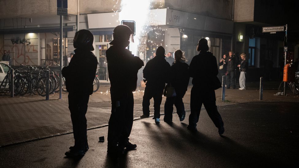 Einsatzkräfte der Polizei stehen am 01.01.2024 unweit vom Kottbuser Damm in Berlin. (Quelle: dpa-Bildfunk/Paul Zinken)