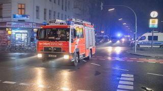 Ein Einsatzfahrzeug der Feuerwehr fährt am 01.01.2024 über die Berliner Sonnenallee. (Quelle: dpa/Paul Zinken)