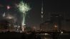 Feuerwerk steigt in der Silvesternacht an der Spree auf. Im Hintergrund steht der Fernsehturm. (Quelle: dap-Bildfunk/Sebastian Gollnow)