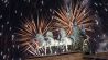 Feuerwerk zum Jahreswechsel steigt am 01.01.2024 während der Feier "Silvester am Brandenburger Tor" hinter dem Brandenburger Tor auf. (Quelle: dpa-Bildfunk/Sebastian Gollnow)