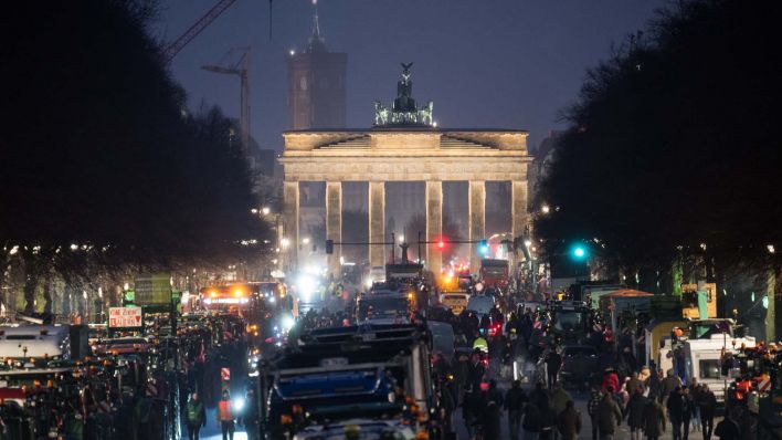 Traktoren stehen vor der angekündigten Großdemonstration des Deutschen Bauernverbandes am Brandenburger Tor auf der Straße des 17. Juni (Quelle: dpa/Gollnow)